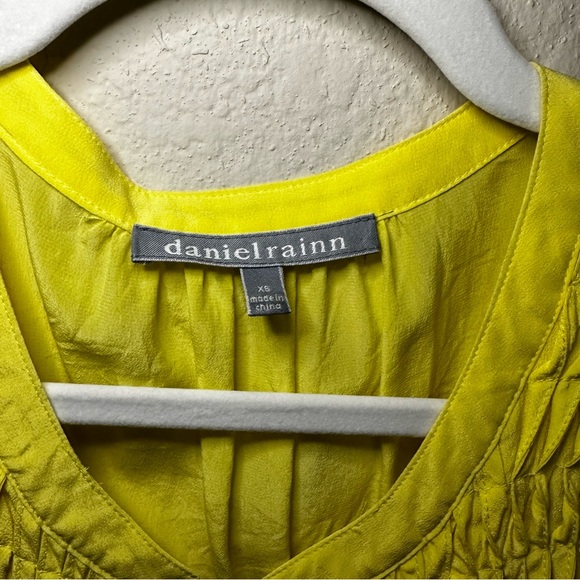 104. Daniel Rainn 100% Silk Yellow Sleeveless Blouse Tank Top - Picture 3 of 11